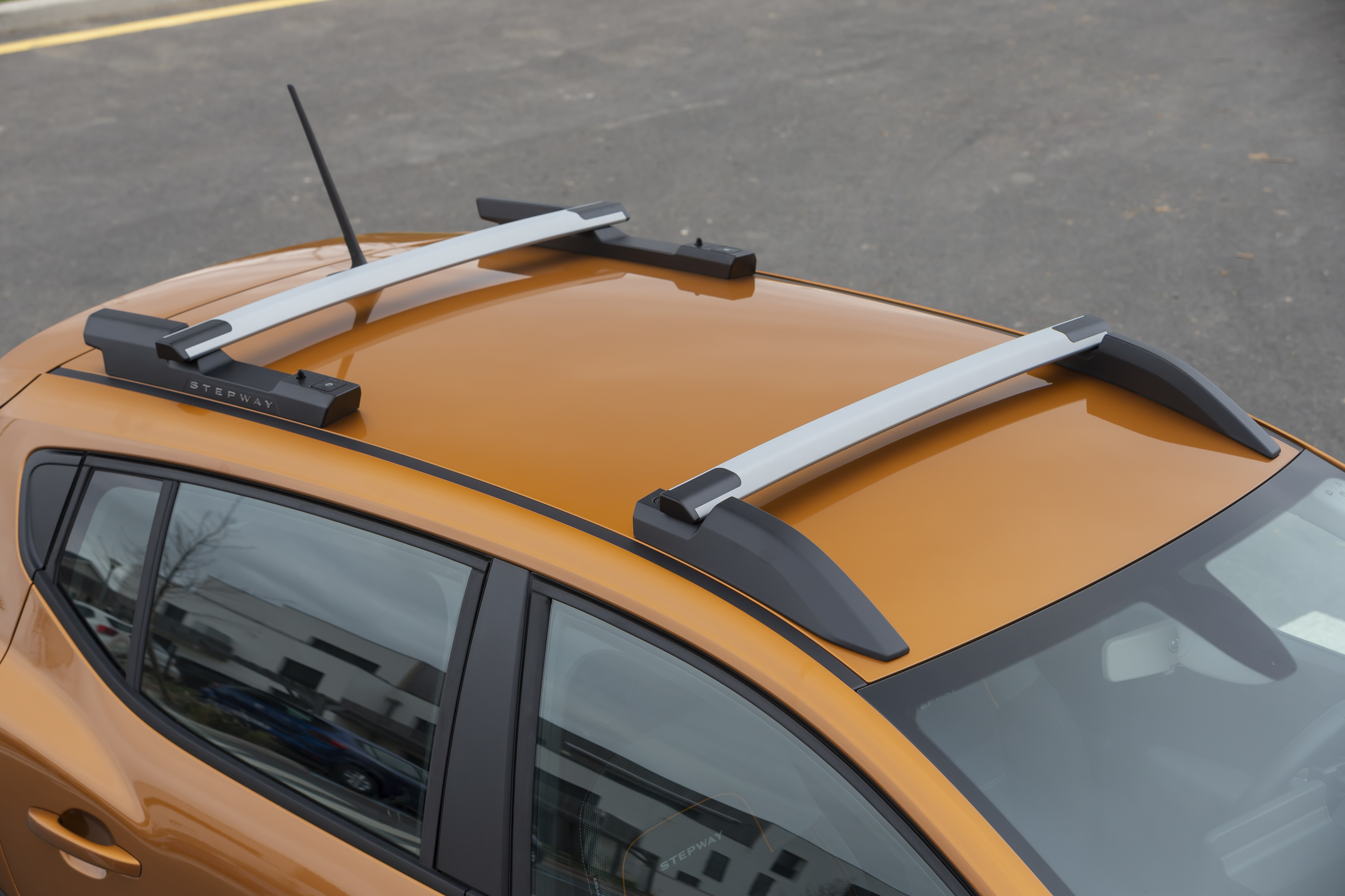 Dacia Sandero Stepway oranž katuseraamid kohandatavad katusereelingud