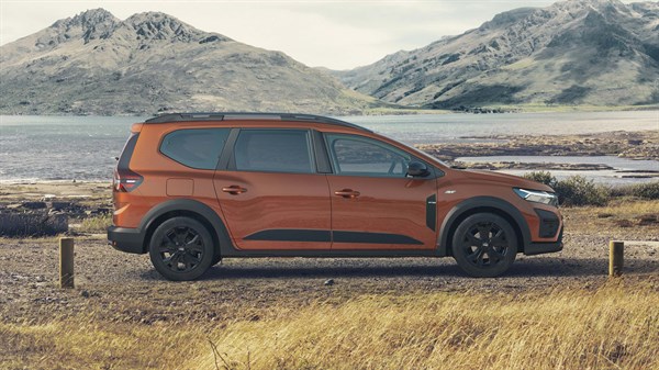 Uus Dacia Jogger oranž seitsmekohaline pereauto soodne 