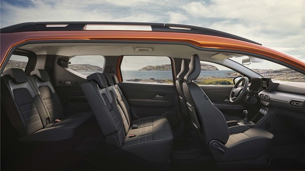 Uus Dacia Jogger oranž seitsmekohaline pereauto soodne ruumikas ümberpaigutusvõimalused 