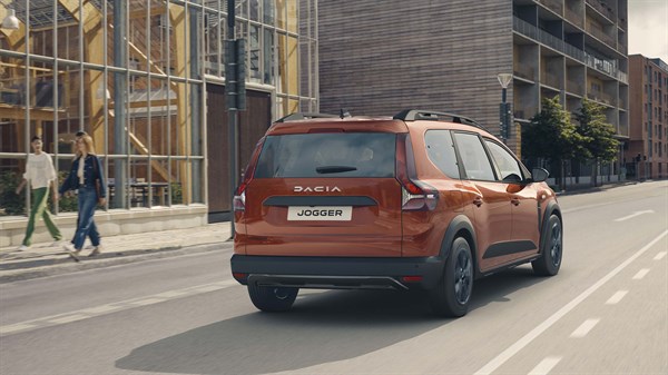 Uus Dacia Jogger oranž seitsmekohaline pereauto soodne tehnoloogiad juhiabisüsteemid